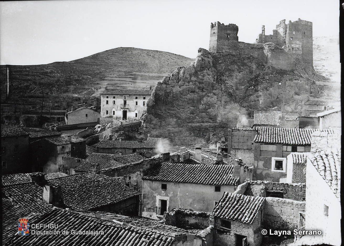 Vista este del castillo de los Funes (1935). Fondo Layna Serrano.